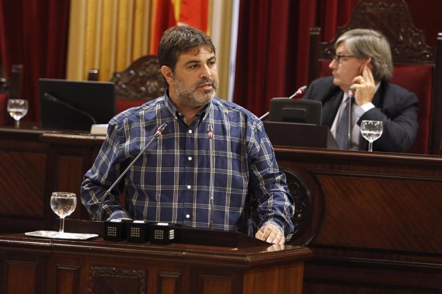 Archivo - El portavoz de MÉS per Mallorca en el Parlament, Josep Ferrà.