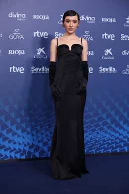 La nominada a Mejor Actriz Revelación por 'Mantícora', Zoe Stein, posa en la alfombra roja previa a la gala de la 37 edición de los Premios Goya, en el Palacio de Congresos y Exposiciones FIBES, a 11 de febrero de 2023, en Sevilla, Andalucía (España). L