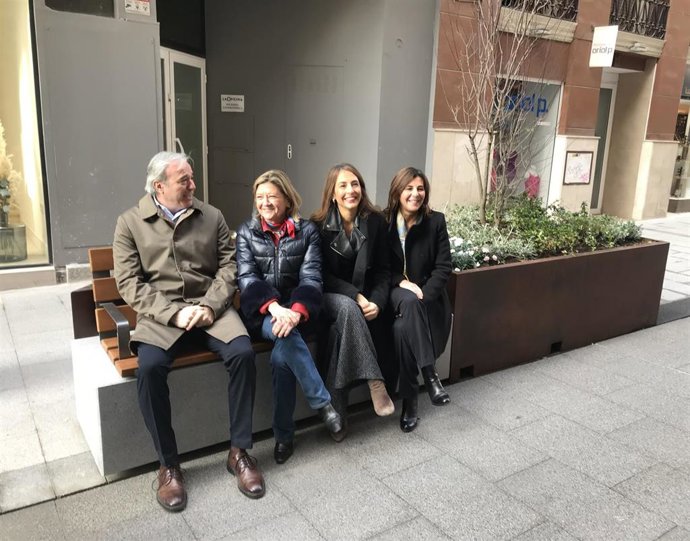 El alcalde de Zaragoza, Jorge Azcón, y la consejera municipal de Infraestructuras, Patricia Cavero, junto a la consejera municipal de Hacienda, María Navarro, y la concejal de Vivienda, Carolina Andreu,