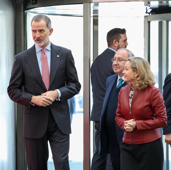 (I-D) El Rey Felipe VI; el presidente de la Cámara de Comercio de España, José Luis Bonet, y la vicepresidenta primera y ministra de Asuntos Económicos y Transformación Digital, Nadia Calviño, a su llegada a la reunión del pleno extraordinario de la Cám