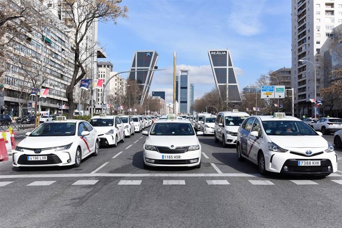 Varios taxis marchan desde Plaza de Castilla en una protesta de los taxistas madrileños, a 15 de febrero de 2023, en Madrid (España). 