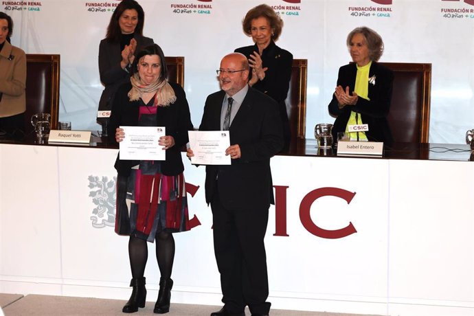 (I-D) La cardióloga Raquel Yotti, la Reina Sofía y la presidenta de la Fundación, Isabel Entero, la entrega de los premios de investigación de la Fundación Renal Íñigo Álvarez de Toledo celebrados en la sede CSIC, a 06 de febrero de 2023, en Madrid.