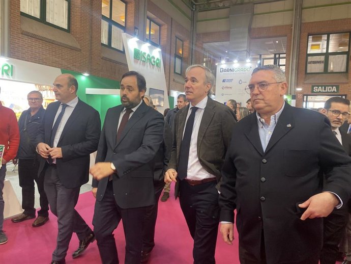 Jorge Azcón y Paco Núñez (PP) han visitado Enomaq en Feria de Zaragoza.