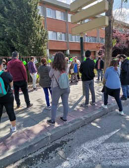 Archivo - Padres y madres de alumnos muestran su malestar por la falta de la construcción del IES Pérez LLorca de Parla,