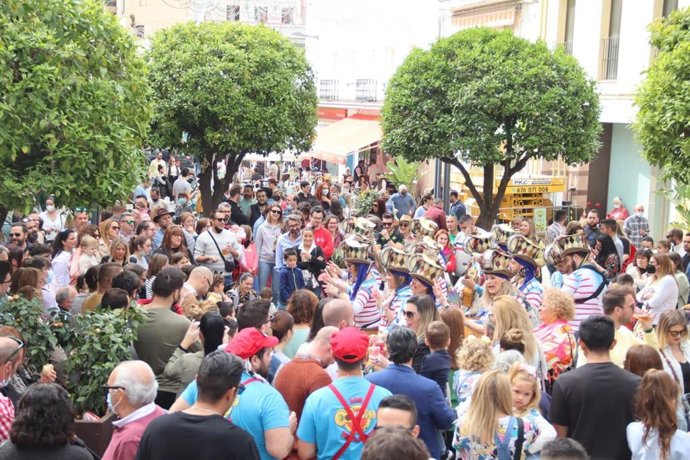 La final del concurso de agrupaciones, el pregón infantil y la fiesta del hornazo llenan de carnaval las calles de Alcalá.