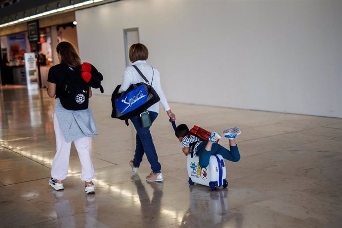 Archivo - Dos mujeres y un niño en un aeropuerto español.