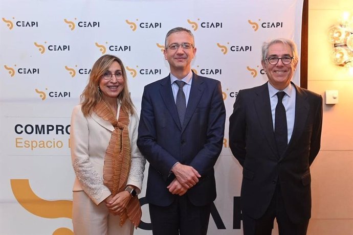 La presidenta de Ceapi, Núria Vilanova, junto al gobernador del Banco de España, Pablo Hernández de Cos