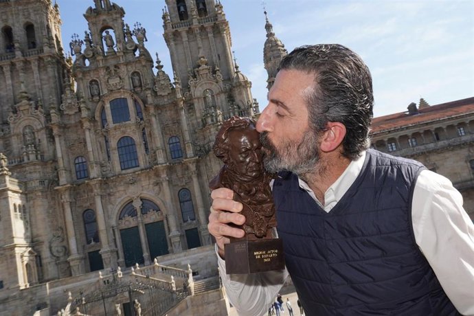 El actor Luis Zahera posa con el Goya en el Ayuntamiento de Santiago de Compostela, delante de la Catedral, a 15 de febrero de 2023.