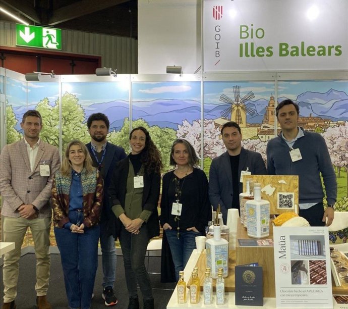 El director general de Políticas para la Soberanía Alimentaria, Aram Ortega, junto a los representantes del sector ecológico de Baleares en la feria ecológica internacional Biofach (Nüremberg)