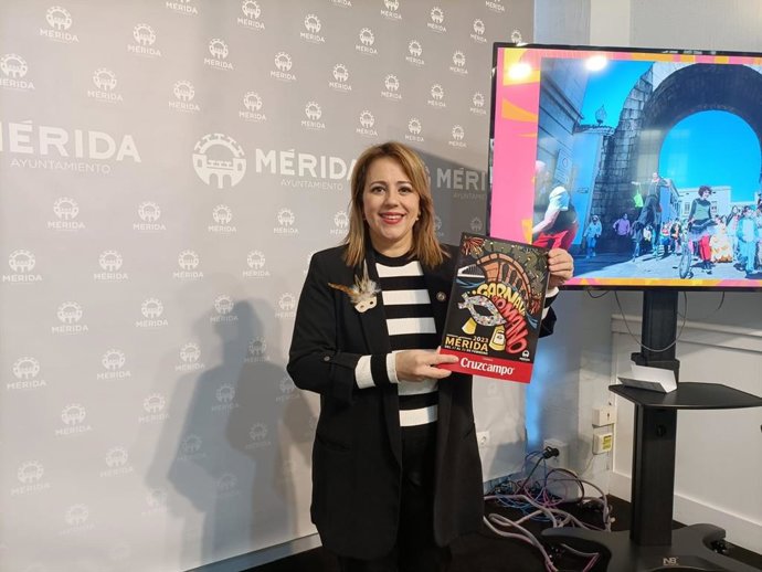 La delegada Ana Aragoneses presenta la programación del Carnaval Romano este miércoles en el Ayuntamiento de Mérida