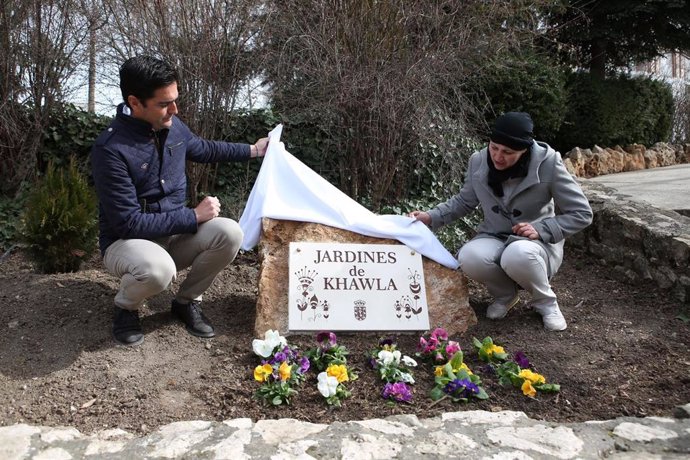 Tras la concentración, la madre de Khawla, junto al alcalde, descubre la placa con el nombre de su hija en los jardines junto al IES donde estudiaba la menor