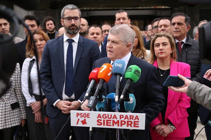 El secretario general del PSOE en la Región de Murcia, Pepe Vélez, acompañado de diputados y diputadas del Grupo Parlamentario Socialista, alcaldes y alcaldesas, portavoces municipales y la dirección del Partido Socialista de la Región