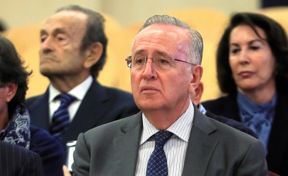 El antiguo presidente del grupo Pescanova Manuel Fernández de Sousa se sienta en el banquillo de la Audiencia Nacional en San Fernando de Henares (Madrid) donde este lunes comienza el juicio con 19 acusados, numerosos testigos y peritos, casi siete años