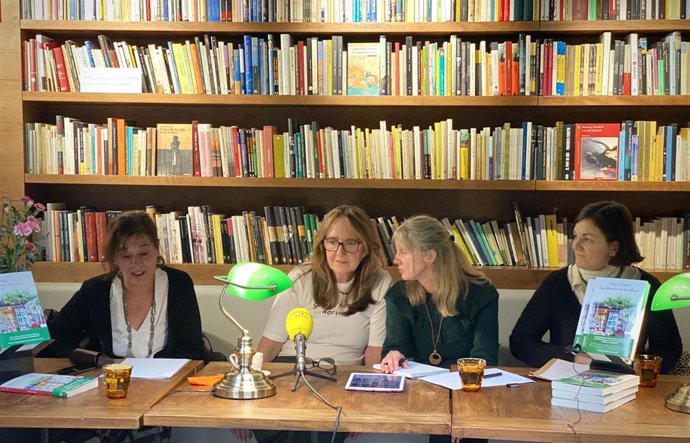 La editora de Edicions 62, Pilar Bertran, junto a la poeta y activista cultural italiana Alba Donati y la editora de Lumen, Lola Martínez, en rueda de prensa en Barcelona