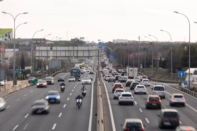 Archivo - Circulación en el Km 17 de la autovía A4 en la segunda fase de la operación salida por Navidad de la DGT, a 30 de diciembre de 2022, en Madrid (España). La Dirección General de Tráfico (DGT) puso en marcha desde el 23 de diciembre un dispositi