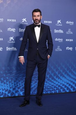 El presentador y humorista Arturo Valls posa en la alfombra roja previa a la gala de la 37 edición de los Premios Goya, en el Palacio de Congresos y Exposiciones FIBES, a 11 de febrero de 2023, en Sevilla, Andalucía (España). La Academia celebra la cali