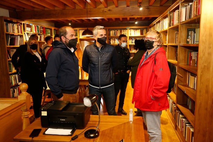 El vicepresidente y consejero Pablo Zuloaga en la biblioteca de Cabuérniga