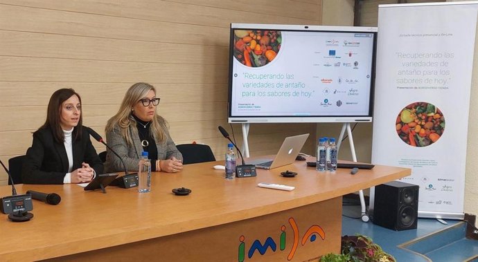 La directora general de Agricultura, Remedios García (i), durante la inauguración de la jornada de presentación de la Plataforma