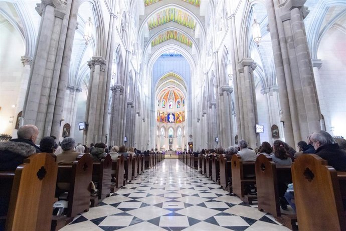 Archivo - Feligreses en la catedral de La Almudena.