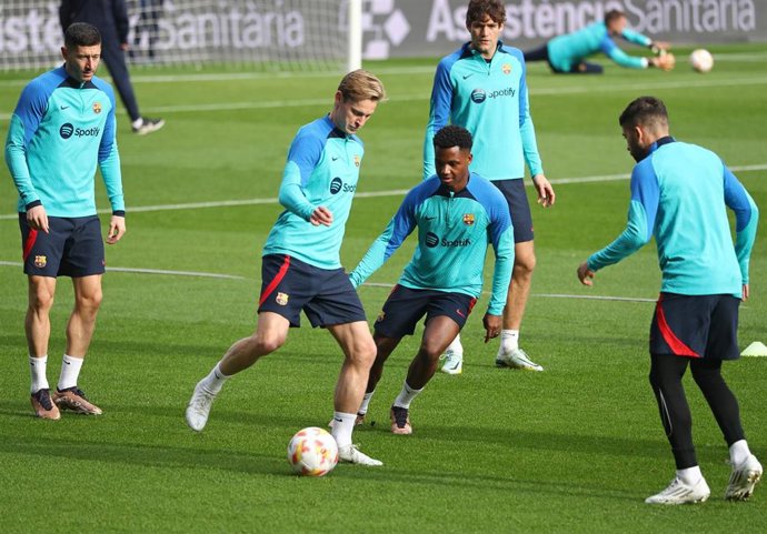 Archivo - 02 January 2023, Spain, Barcelona: Barcelona's Frenkie de Jong and Ansu Fati take part in a training session for the team at Spotify Camp Nou. Photo: -/Lagencia/LaPresse via ZUMA Press/dpa