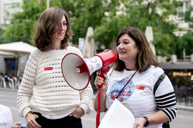 Dos activistas leen un manifiesto en una concentración de madres solteras, en el Congreso de los Diputados, a 29 de septiembre de 2022, en Madrid (España).