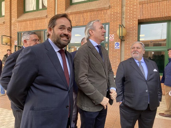 El presidente del PP Aragón, Jorge Azcón; el presidente del PP de Castilla-La Mancha, Paco Núñez; y el presidente de Feria Zaragoza, Manuel Teruel.