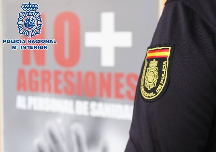 Agente de la Policía Nacional en un centro sanitario