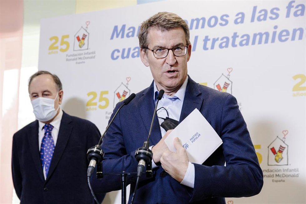 El presidente del Partido Popular, Alberto Núñez Feijóo, interviene durante su visita a la Casa Ronald McDonald, a 15 de febrero de 2023, en Madrid (España). La casa Ronald McDonald es un alojamiento gratuito de la fundación infantil que lleva el mismo 