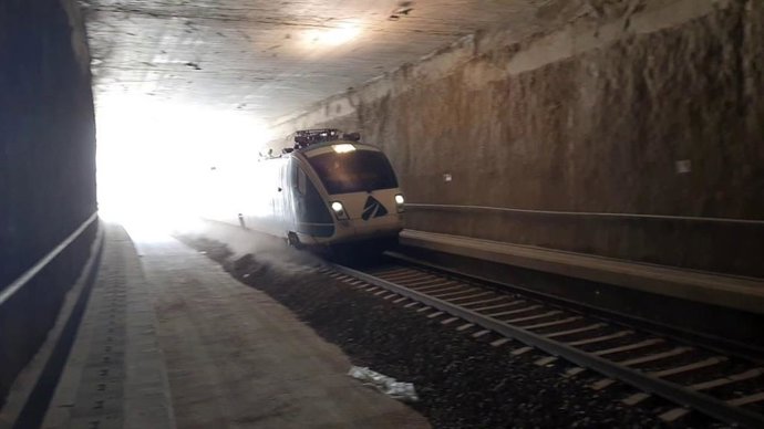 Archivo - Tren realiza pruebas en el soterramiento de Almería