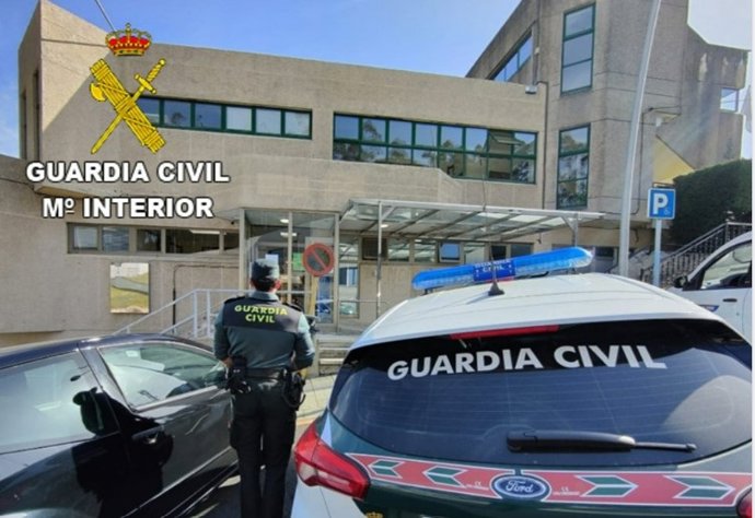 Dotación de la Guardia Civil ante el PAC de O Grove (Pontevedra).
