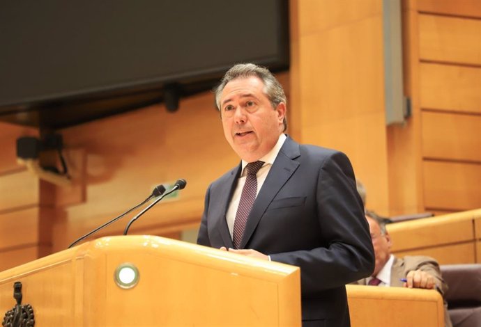 Archivo - El secretario general del PSOE-A y senador, Juan Espadas, defiende una moción en el Senado. (Foto de archivo).