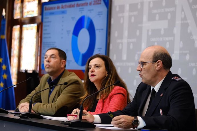 La consejera de Seguridad del Cabildo de Tenerife, Isabel García; el director insular de seguridad, Rubén Fernández, y el oficial jefe de Bomberos, Florencio López