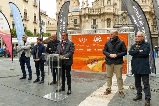 El alcalde de Murcia, en el centro, rpesenta la III Murcia Non Stop Madrid-Murcia