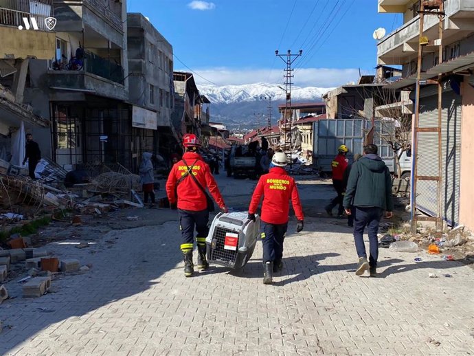 Bomberos del CPB Málaga durante las labores de rescate de personas tras los terremotos de Turquía