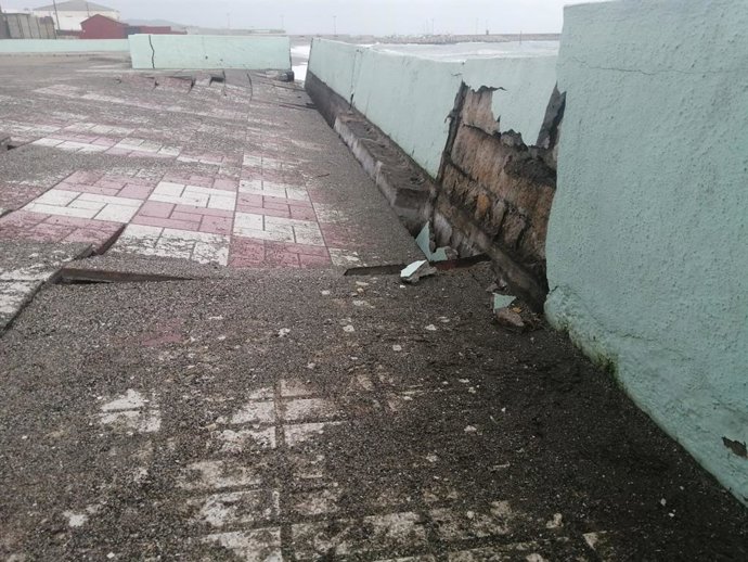 El temporal de viento deja varios destrozos en el paseo marítimo de La Línea de la Concepción