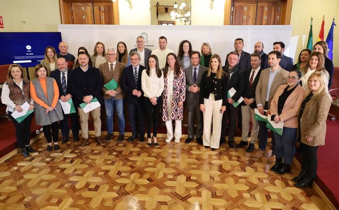 La consejera Inclusión Social, Juventud, Familias e Igualdad, Loles López, entrega ayudas a ayuntamientos de Almería.