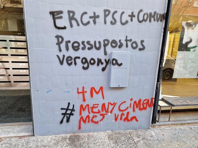 Sede del PSC en Girona con las pintadas.