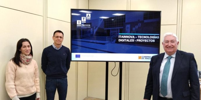 Los ingenieros de ITAINNOVA Sol Arnaldo, Alberto Capella y Miguel Ángel García en ENOMAQ.