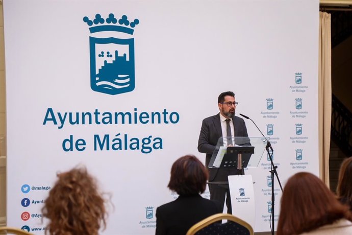 Archivo - El concejal de Derechos Sociales, Francisco Pomares, en rueda de prensa en una imagende archivo 