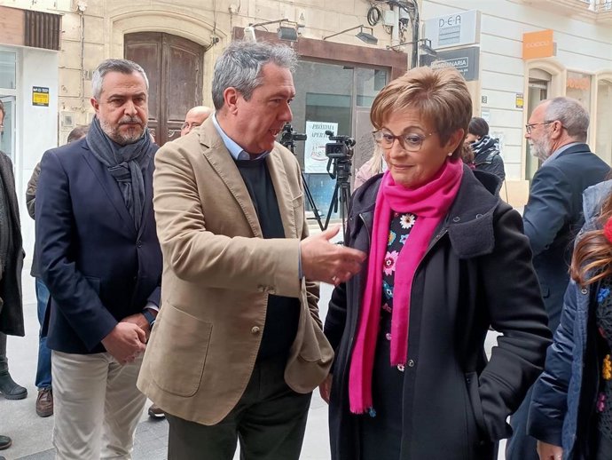 El secretario general del PSOE-A, Juan Espadas, junto a la portavoz del PSOE en el Ayuntamiento de Almería, Adriana Valverde, y de fondo, el secretario general del PSOE de Almería, Juan Antonio Lorenzo.