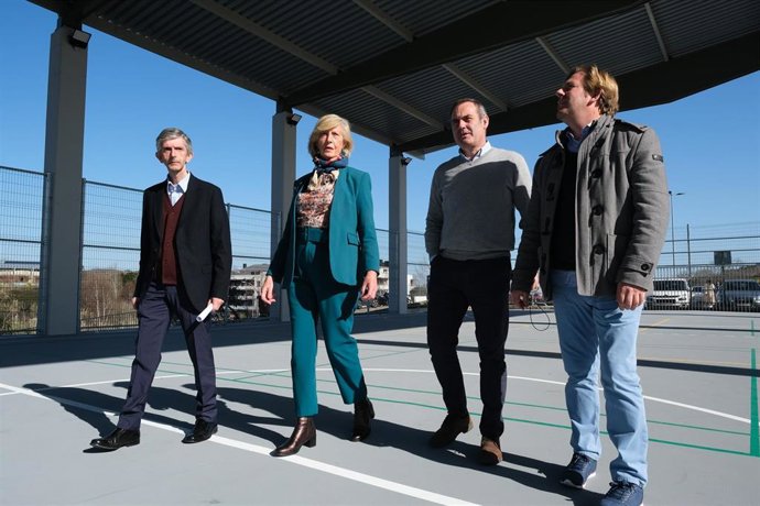 La consejera de Educación y Formación Profesional, Marina Lombó, visita la pista deportiva del IES Nueve Valles de Puente San Miguel.