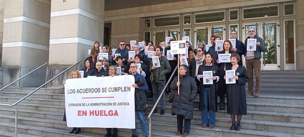 Los Letrados de la Administración de Justicia en huelga se concentran ante el Palacio de Justicia de Bilbao