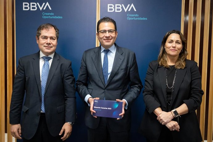 El economista jefe de BBVA Research, Miguel Cardoso (c)m en la presentación del informe de perspectivas de la economía canaria