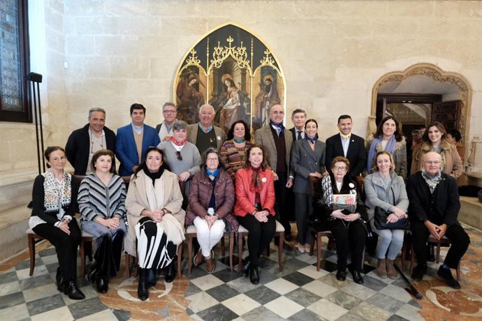El alcalde de Sevilla, Antonio Muñoz, con entidades sociales que luchan contra el cáncer infantil.