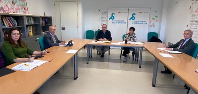 Junta, Ayuntamiento y Comisionado del Polígono Sur se reúnen para abordar el absentismo escolar.