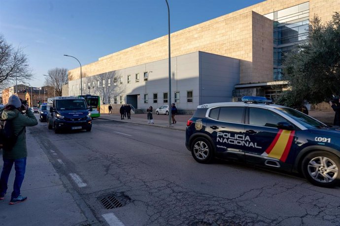 Los acusados por el robo de las botellas de Atrio entrando en los juzgados para el inicio del juicio en la Audiencia Provincial de Cáceres