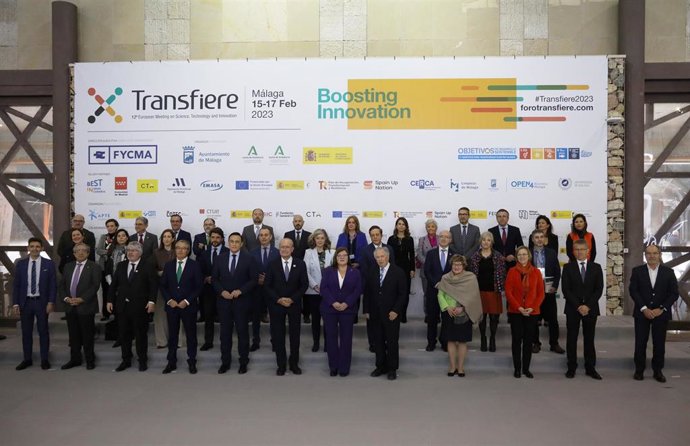 Foto de familia durante la inauguración de la duodécima edición de Transfiere