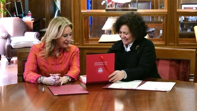 La consejera de Economía, Hacienda y Fondos Europeos, Carolina España, y la rectora de la Universidad de Granada, Pilar Aranda.