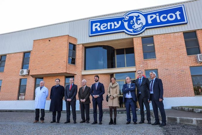 El vicepresidente de la Junta, Juan García-Gallardo, junto al resto de la delegación autonómica y los responsables de la empresa.