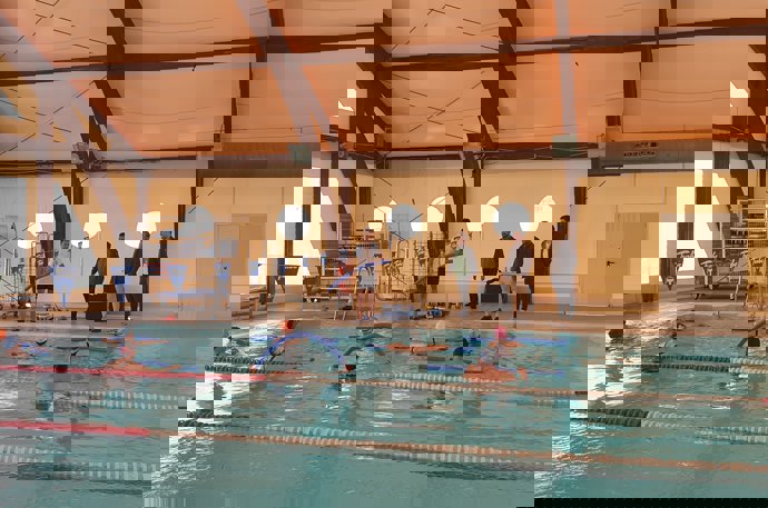 El alcalde de La Algaba, Diego Manuel Agüera, en la piscina municipal tras las obras de mejora